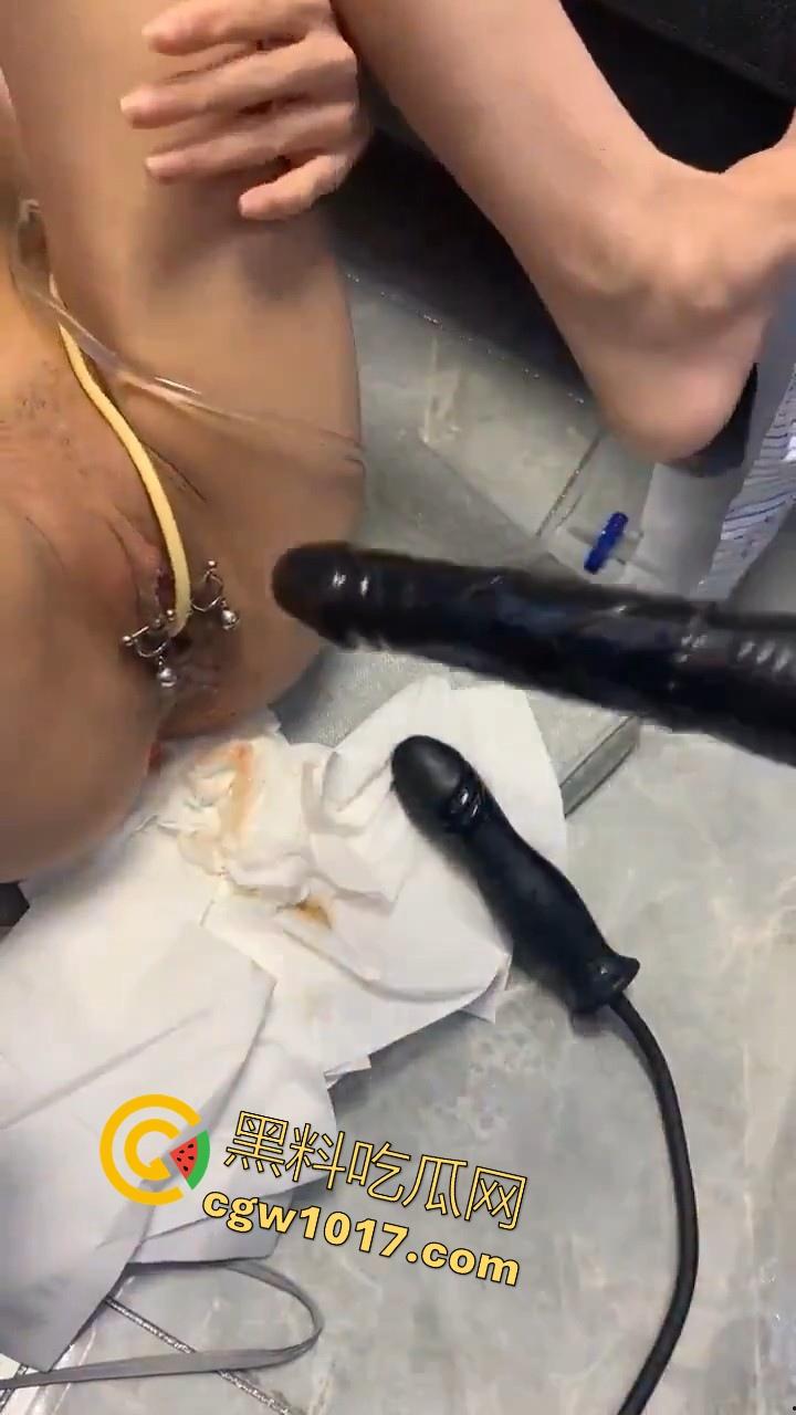国产大神专业调教，安装尿袋开发菊花，大尺寸假屌其上，极其重口，但也极其专业，狠狠满足小骚逼！-5