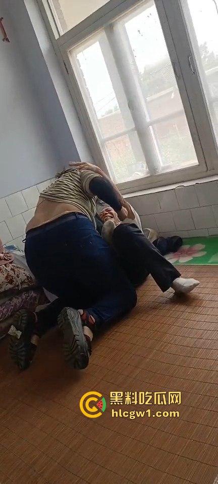 三个老阿姨围攻老大爷,死按不放活脱裤子,分工明确还录视频,大爷这回真是插翅难逃!伟哥难救啊!-9