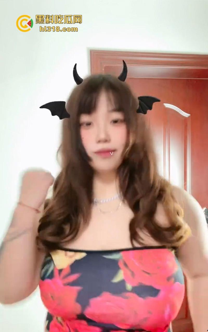 长沙微胖幼师【秦心怡】性爱视频曝光,超级淫娃喜欢约炮的微型坦克,巨大豪乳无比诱惑!-1