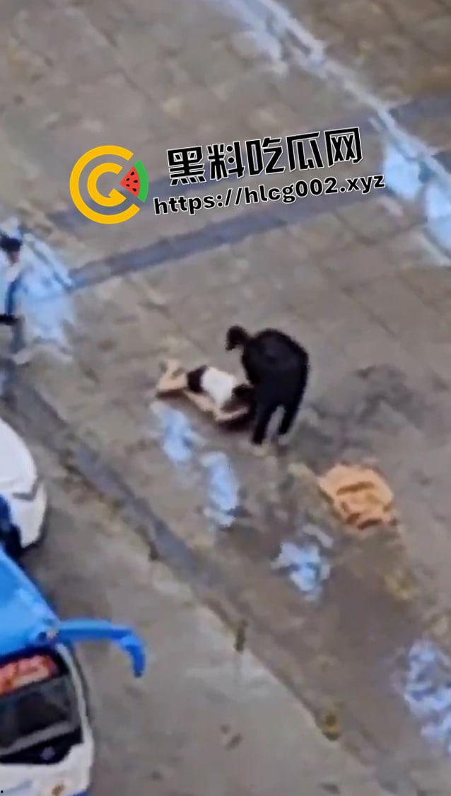 四川内江当街伤人 男子把一女人耳朵活生生割下来 血流满地 现场血腥视频流出-3