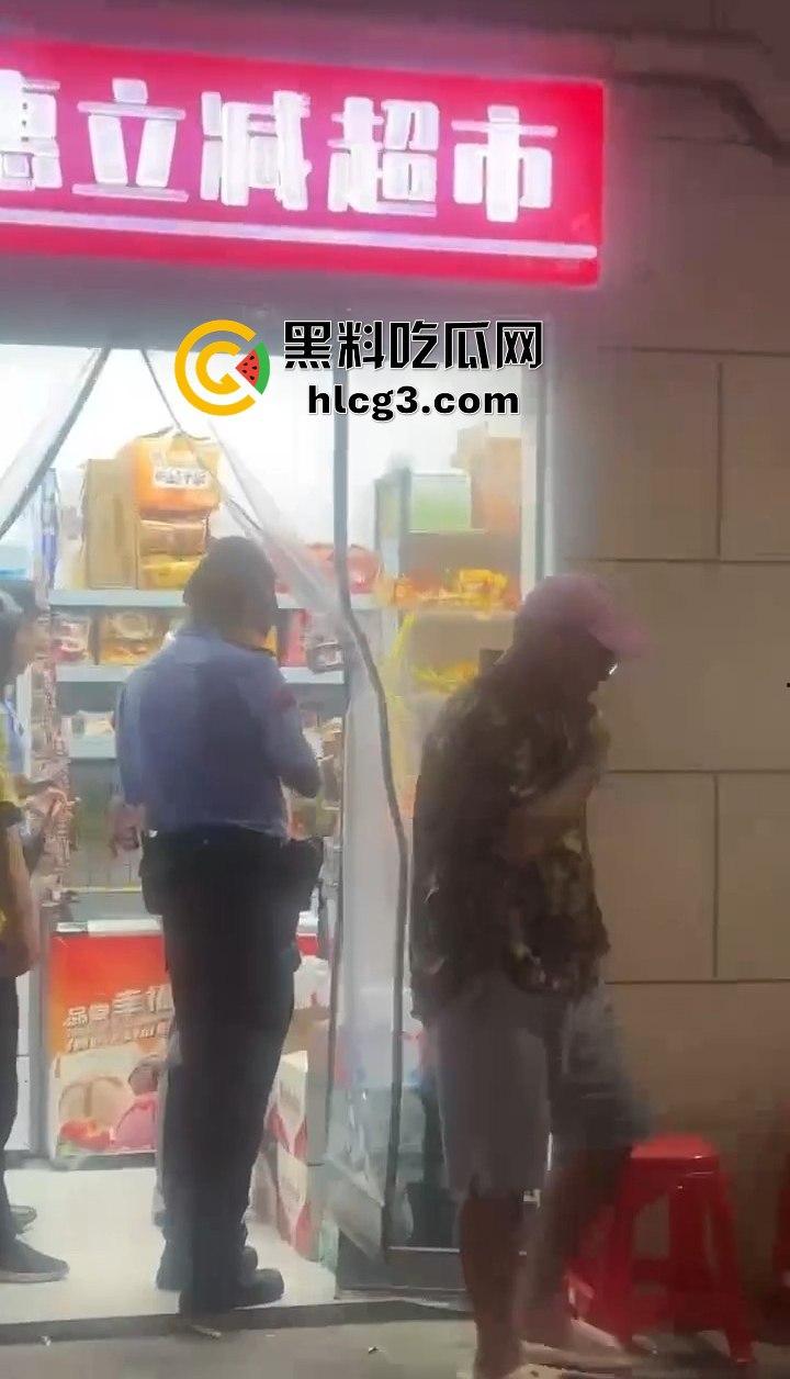 西湖老板娘被举报后‘被迫’穿成这样？穿衣自由都不允许了，大夏天的还要统一着装，离大谱！-5