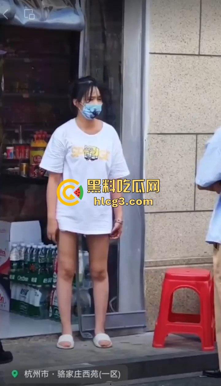 西湖老板娘被举报后‘被迫’穿成这样？穿衣自由都不允许了，大夏天的还要统一着装，离大谱！-6