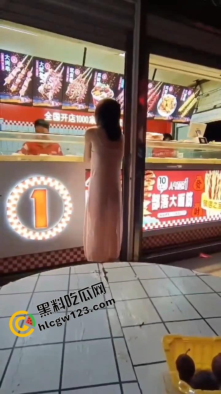 你相信光吗？郑州小婊深夜执行主人的羞耻任务，透明薄睡衣漏点出门，全程走光还舔着嘴说我好兴奋！-8