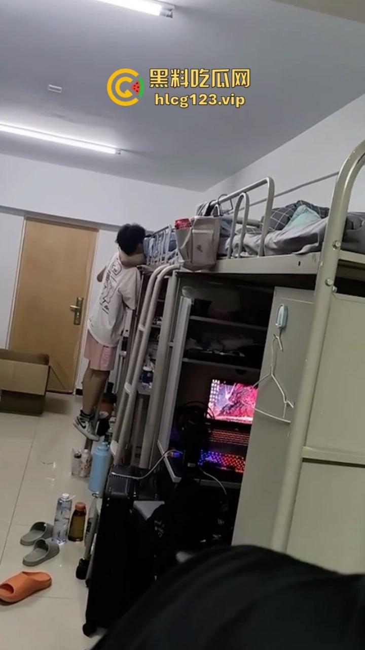 男生宿舍有gay成什么样子？西安科技大学俩男大学生激情湿吻视频流出 震碎三观！-11