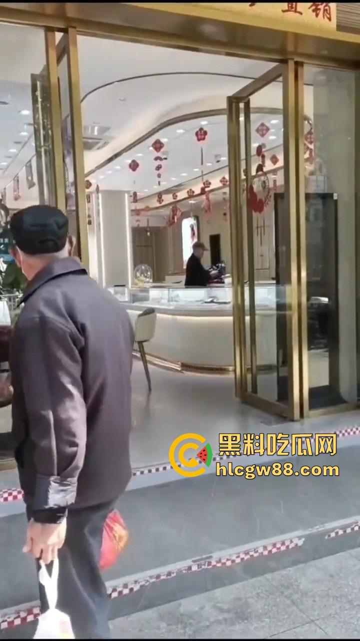 福州平潭惊现黄金大劫案，体育广场光天化日明抢，劫匪嚣张到极点喊着今天要杀人，还自拍发到网上！-14