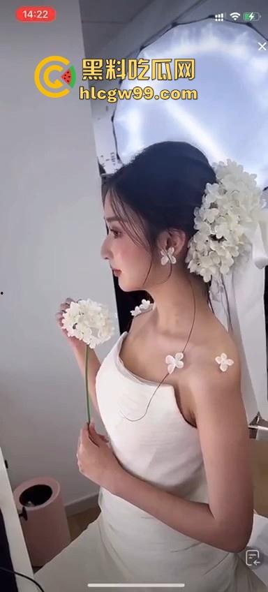 直播新赛道!新娘化妆走光,极品小姐姐奶头完全展现,流量密码被你拿捏的死死的-9