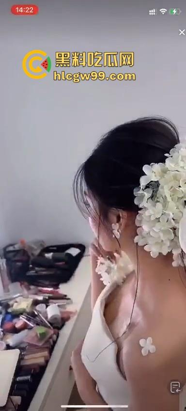 直播新赛道!新娘化妆走光,极品小姐姐奶头完全展现,流量密码被你拿捏的死死的-12