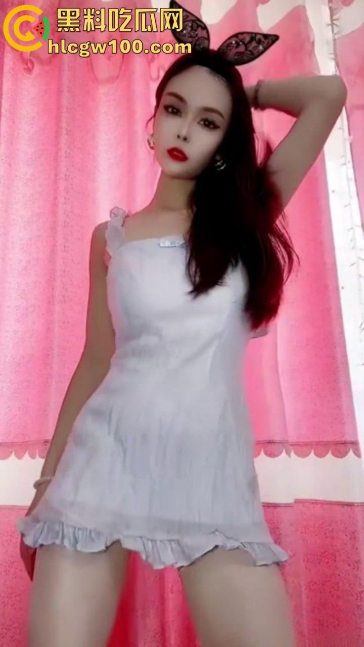 快手10万粉丝网红【桃宝】大尺度1V1私密视频流出！高能定制露出嫩B激情裸舞自插高潮骚叫！-2