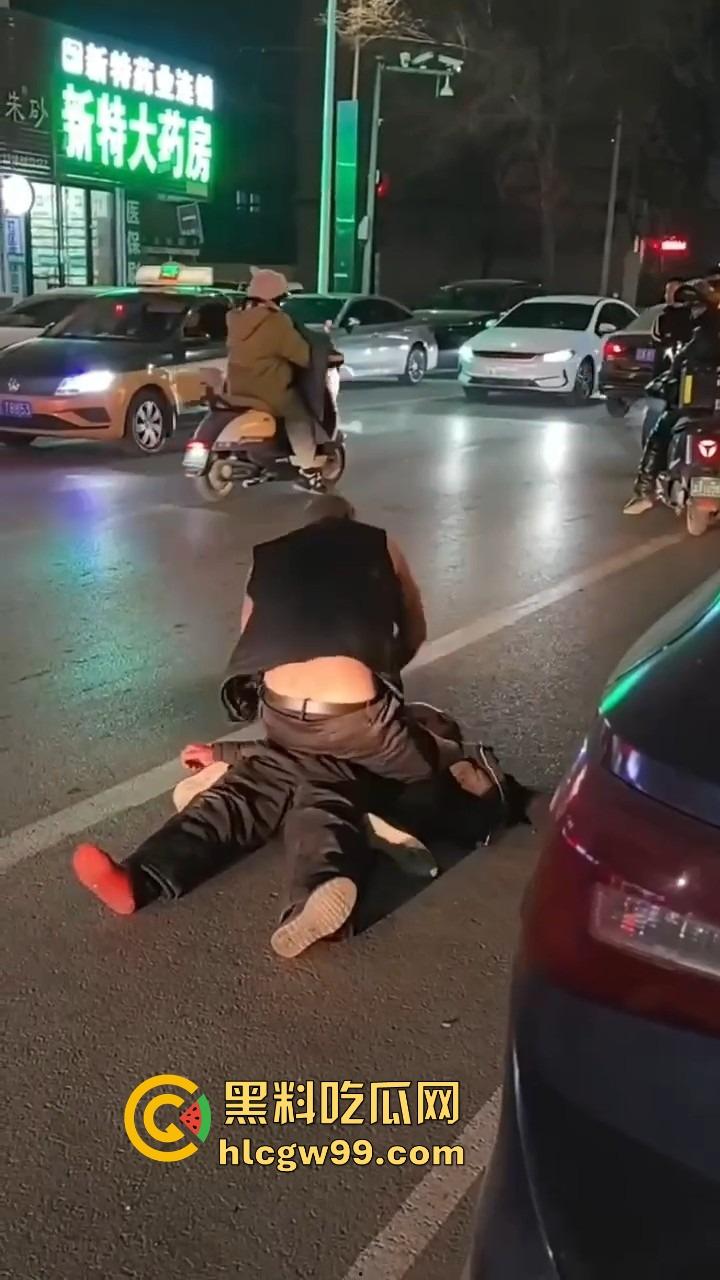 辽宁辽阳灯塔亲兄弟好哥们酒后狂战,拳拳到肉,生怕一拳打不死对方,特警来了才把光头按住!-2