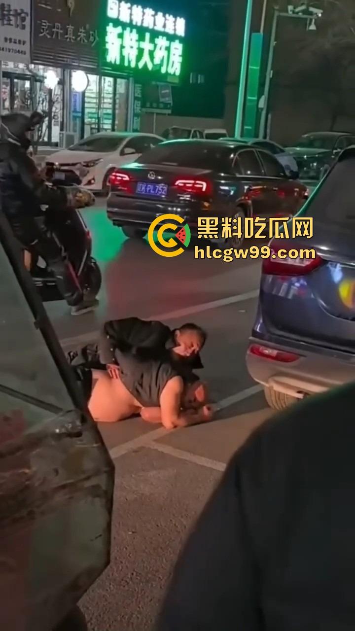 辽宁辽阳灯塔亲兄弟好哥们酒后狂战,拳拳到肉,生怕一拳打不死对方,特警来了才把光头按住!-5