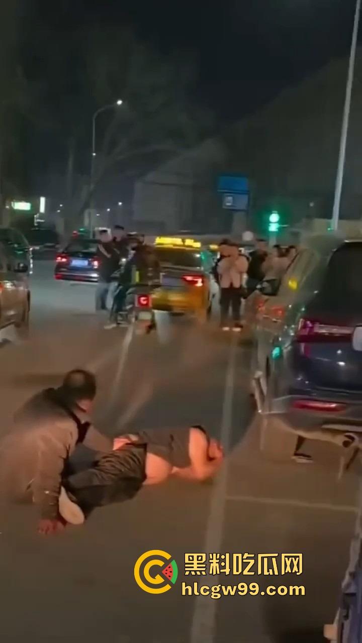 辽宁辽阳灯塔亲兄弟好哥们酒后狂战,拳拳到肉,生怕一拳打不死对方,特警来了才把光头按住!-7