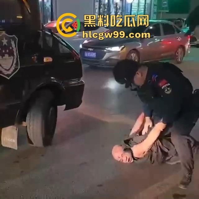 辽宁辽阳灯塔亲兄弟好哥们酒后狂战,拳拳到肉,生怕一拳打不死对方,特警来了才把光头按住!-9