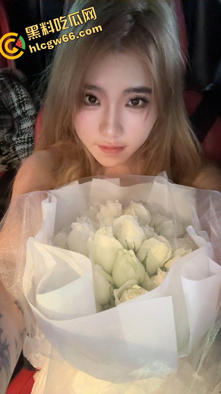 四川刚毕业学生妹『袁梦』化身母狗战士，校服做爱洗手间无套后入、颜射舔精全都安排！-1