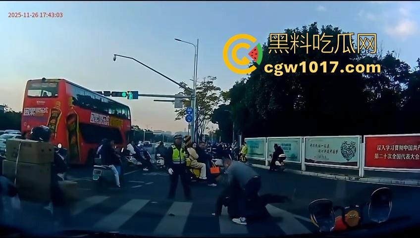 云南街头拳击赛火爆开打！1米8大哥被爆冷击败，旁边还带个穿绿马甲的裁判观赛，能动手就动手好吧！-6