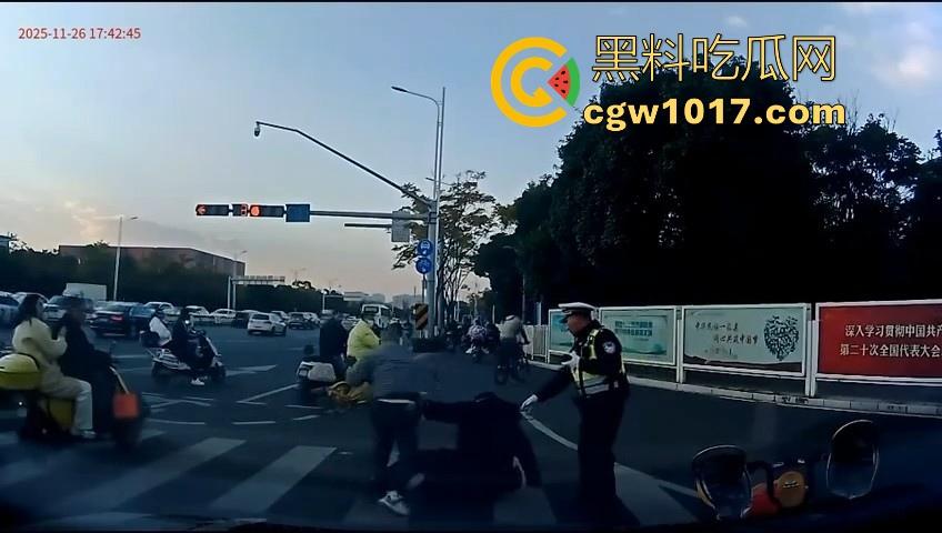 云南街头拳击赛火爆开打！1米8大哥被爆冷击败，旁边还带个穿绿马甲的裁判观赛，能动手就动手好吧！-13