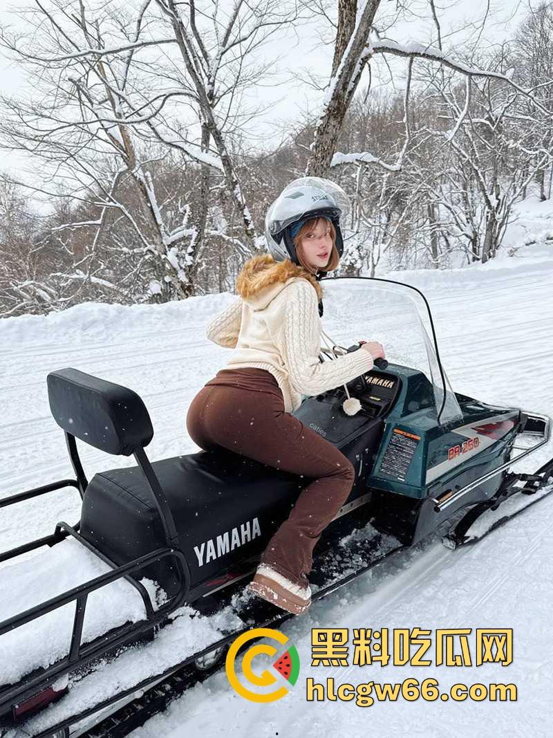 世界首富【马斯克】变性儿子【薇薇安】大尺度写真福利 有钱就是不一样啊这b都做的栩栩如生 变性人天花板！-5