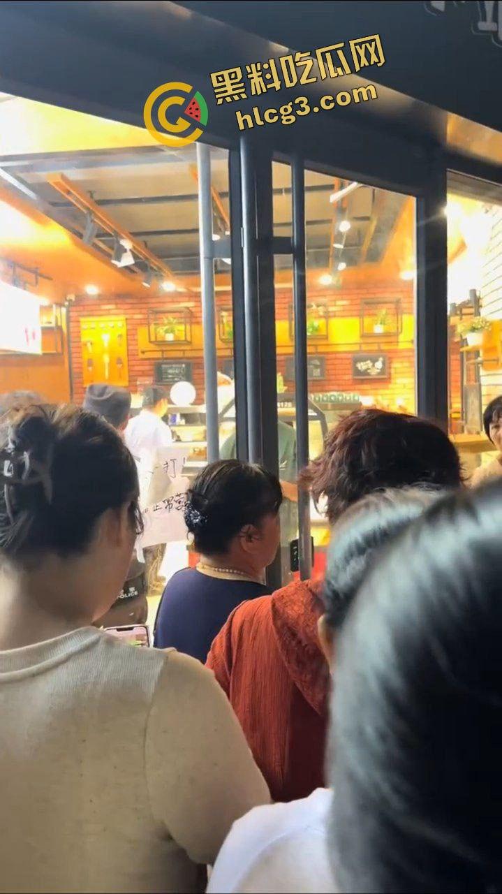 广西梧州食品公司老板跑路！一夜之间关闭所有店铺 员工消费者 集体起义围堵讨债！-8