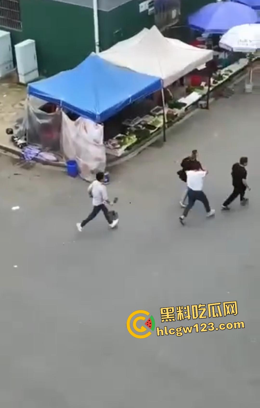 武汉热干面涨价4块变5块！疯男不爽追老板狂砍，吃面舔刀一碗面值一条命！-3