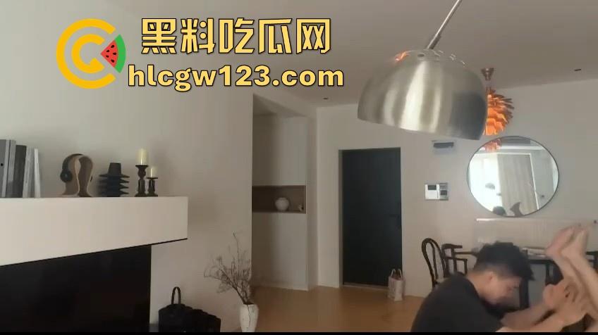 异地情侣民宿相见 包都还没放下就见面先舔一下 独特的见面方式 第三次世界大战一触即发！-5