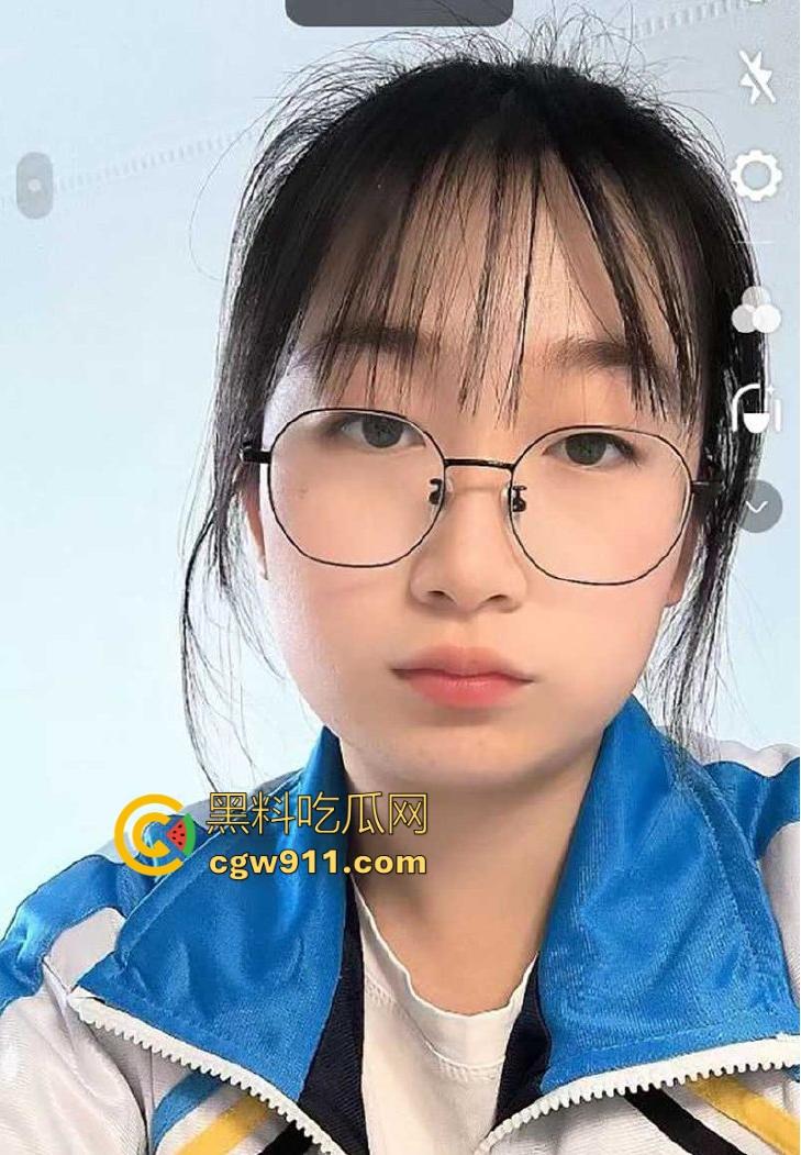 河北18岁高中女生自慰视频曝光，可爱身体被调教得一碰就出水，教室大胆自慰逼毛浓密骚水多，反差小母狗！-2