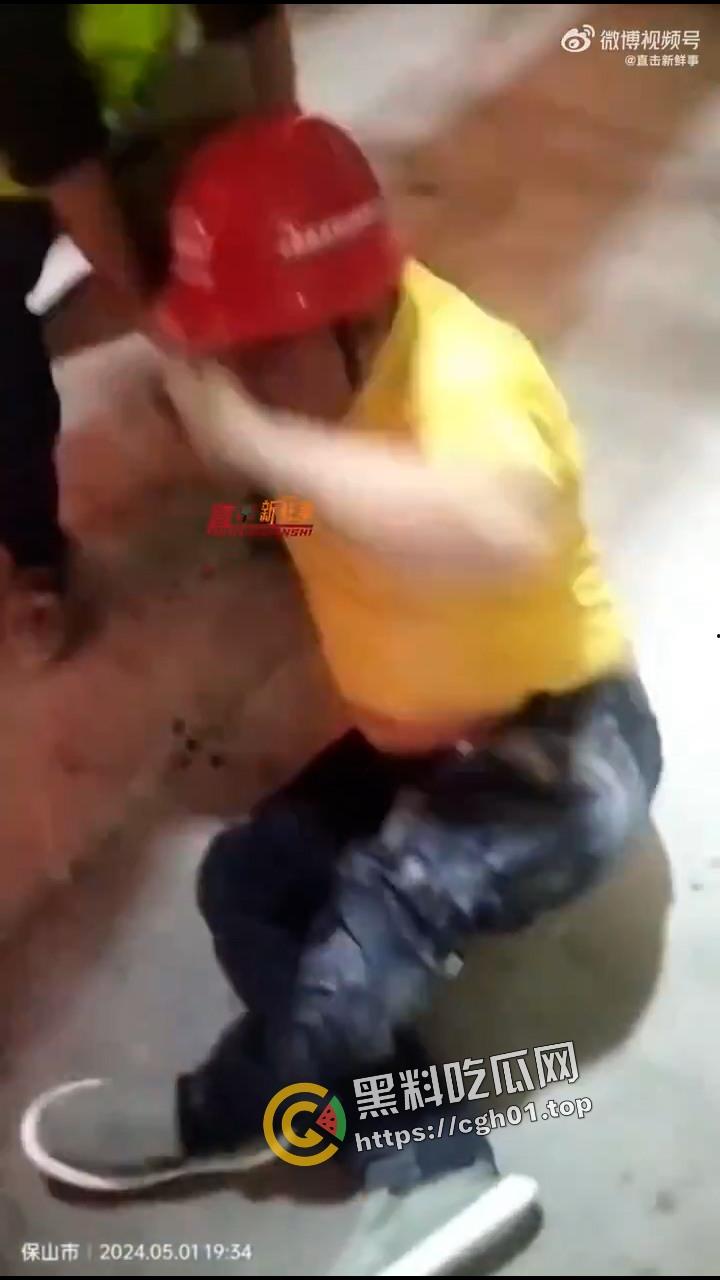 云南保山中铁隧道工人跳楼事件！三年不发工资反被威胁 七窍流血还不能立刻送医 现场视频流出-5