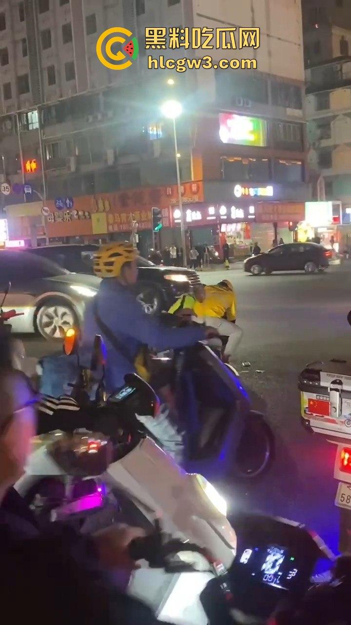 杭州外卖员和电动车大哥互殴升级，交警劝架却被袭！外卖小哥瞬间变身正义化身，见义勇为制服疯大哥-3