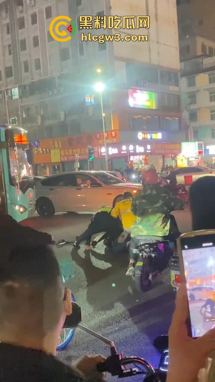 杭州外卖员和电动车大哥互殴升级，交警劝架却被袭！外卖小哥瞬间变身正义化身，见义勇为制服疯大哥-10