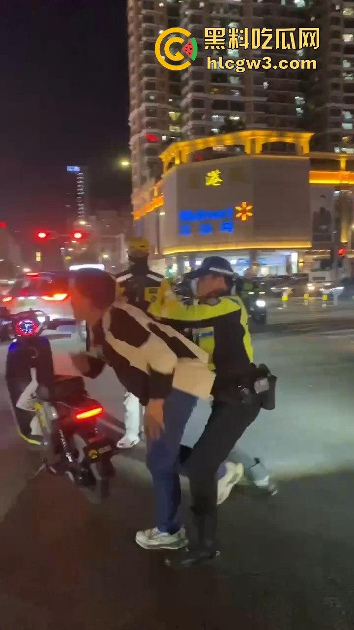 杭州外卖员和电动车大哥互殴升级，交警劝架却被袭！外卖小哥瞬间变身正义化身，见义勇为制服疯大哥-11