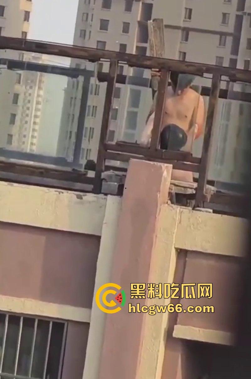 瓜友投稿！带充气娃娃在楼顶操逼 估计是看别人野战羡慕了 非要玩把刺激的是吧-7