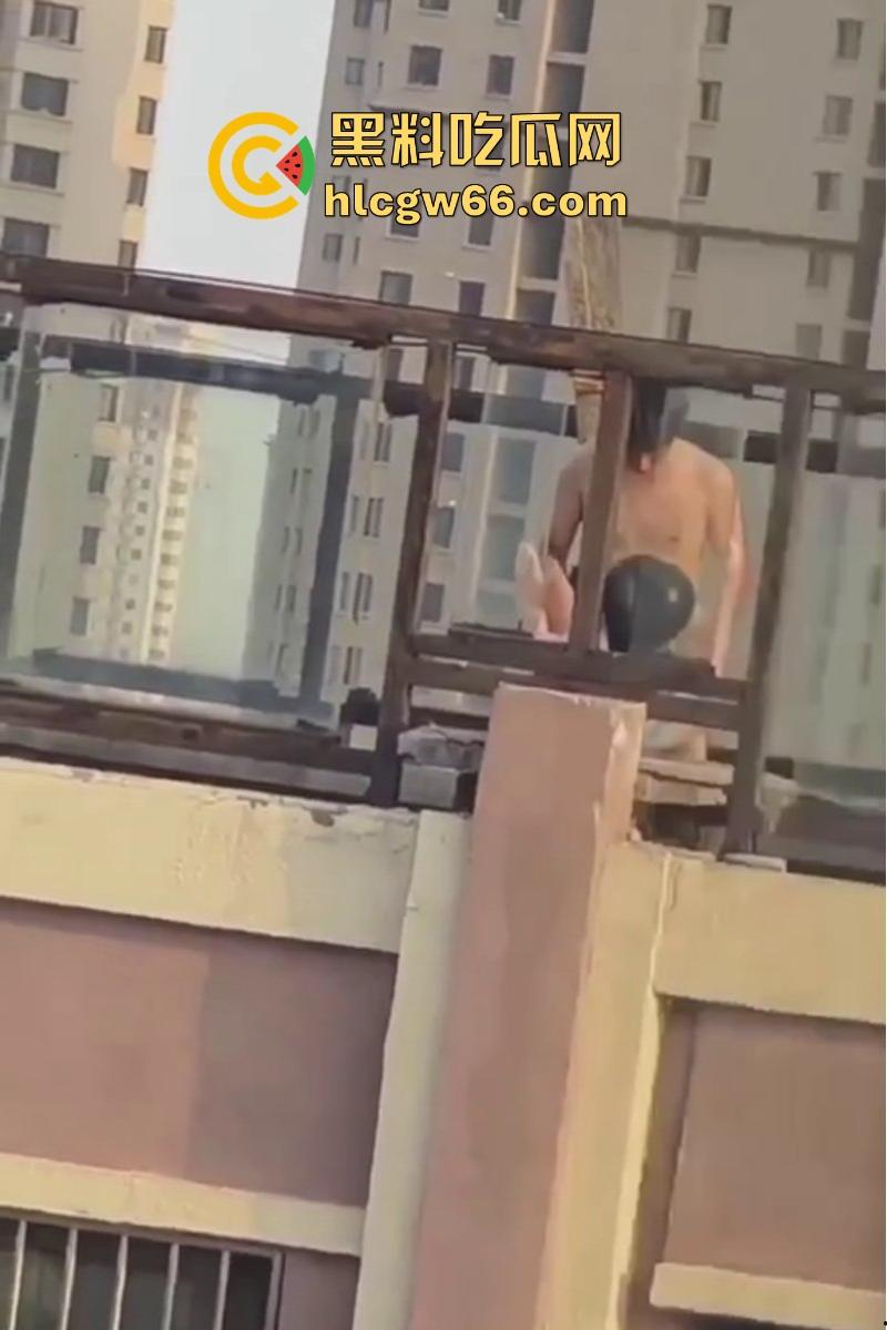 瓜友投稿！带充气娃娃在楼顶操逼 估计是看别人野战羡慕了 非要玩把刺激的是吧-9