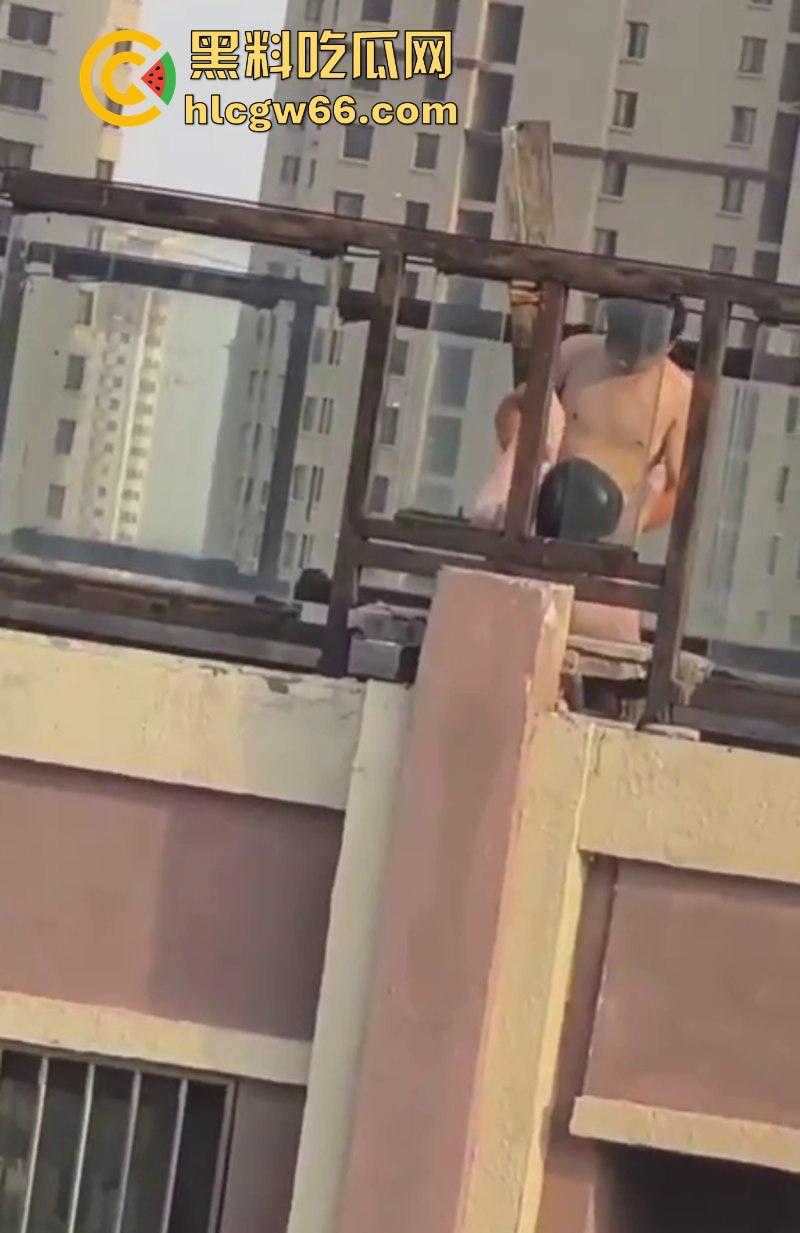 瓜友投稿！带充气娃娃在楼顶操逼 估计是看别人野战羡慕了 非要玩把刺激的是吧-10