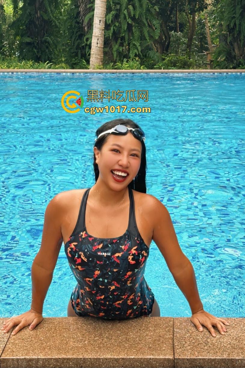 江边惊现白臀美女裸泳!脱衣屁股白到发光一堆人围观,老哥手机放大狂拍奶头隐约可见,我想知道这什么牌子的手机!-1