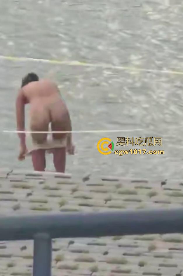 江边惊现白臀美女裸泳!脱衣屁股白到发光一堆人围观,老哥手机放大狂拍奶头隐约可见,我想知道这什么牌子的手机!-4