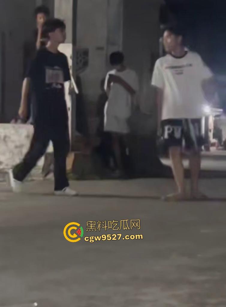 广西百色村里初中生血腥斗殴！白衣男孩一拳打太阳穴，黑衣直接喷血抽搐丧命，还打架吗？摊上大事了！-1