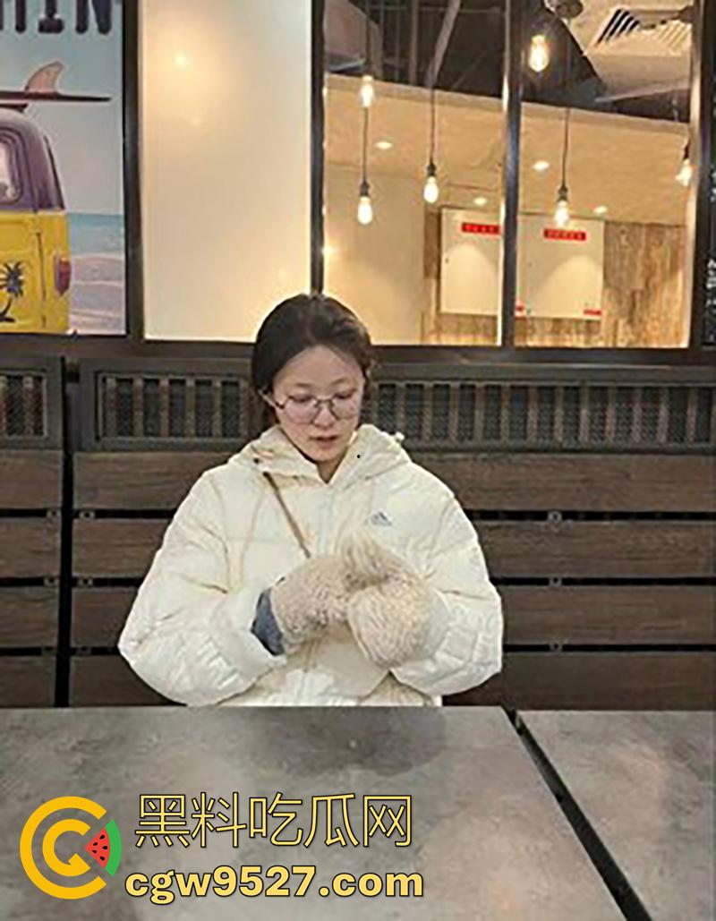 广州大学城清纯眼镜妹【刘彤彤】，出轨大屌体育生学长，小穴都要被大鸡巴撑爆了，叫声超淫荡！-2