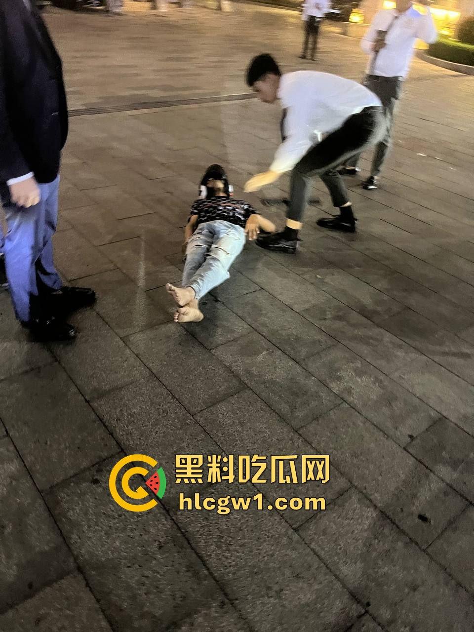南海门口车祸惨剧!人被撞飞几米远,躺地上抽搐得吓死人,吓得路人魂都飞了!-1