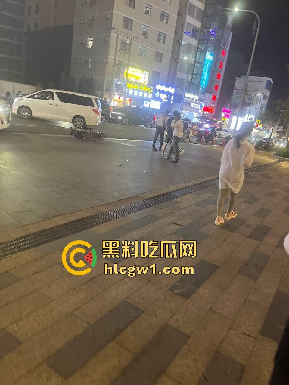 南海门口车祸惨剧!人被撞飞几米远,躺地上抽搐得吓死人,吓得路人魂都飞了!-2