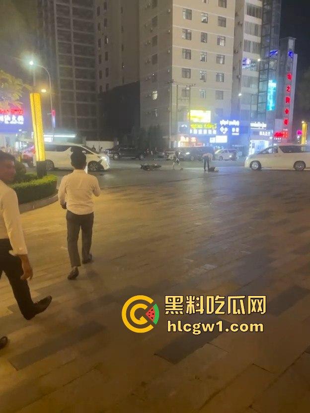 南海门口车祸惨剧!人被撞飞几米远,躺地上抽搐得吓死人,吓得路人魂都飞了!-3