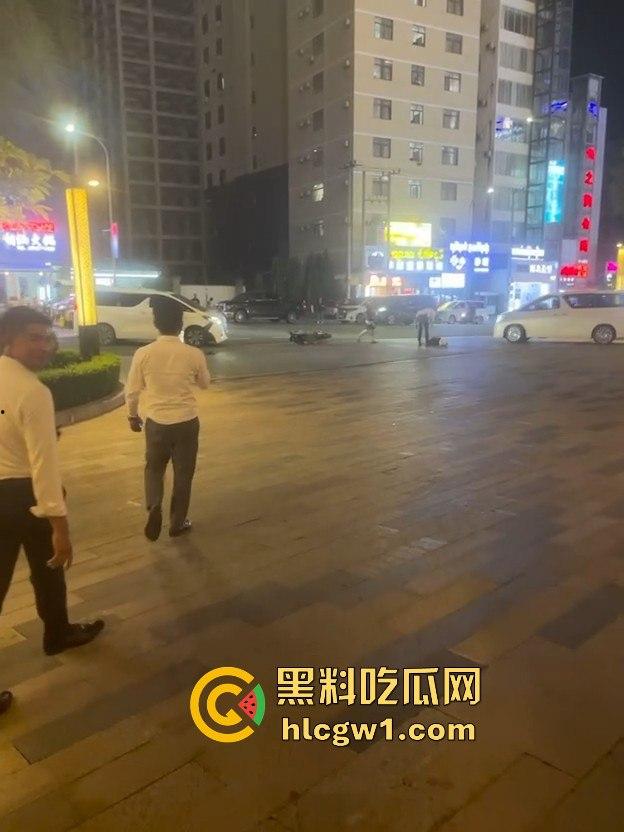 南海门口车祸惨剧!人被撞飞几米远,躺地上抽搐得吓死人,吓得路人魂都飞了!-4