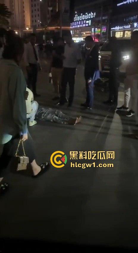 南海门口车祸惨剧!人被撞飞几米远,躺地上抽搐得吓死人,吓得路人魂都飞了!-5