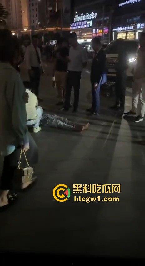 南海门口车祸惨剧!人被撞飞几米远,躺地上抽搐得吓死人,吓得路人魂都飞了!-6