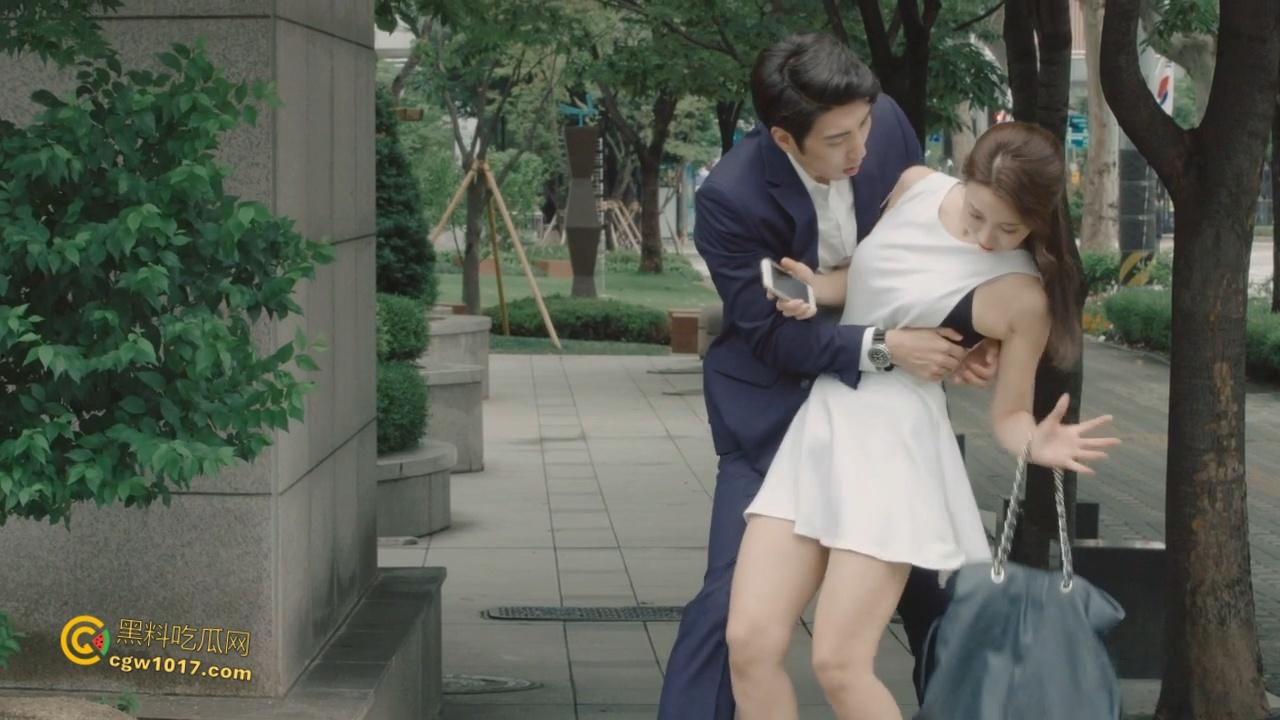 韩国三级伦理《年轻的姐夫 》，从小被领养的妹妹偷窥姐姐做爱，翘臀瑜伽勾引姐夫，娇小美乳身材被疯狂打桩！-2