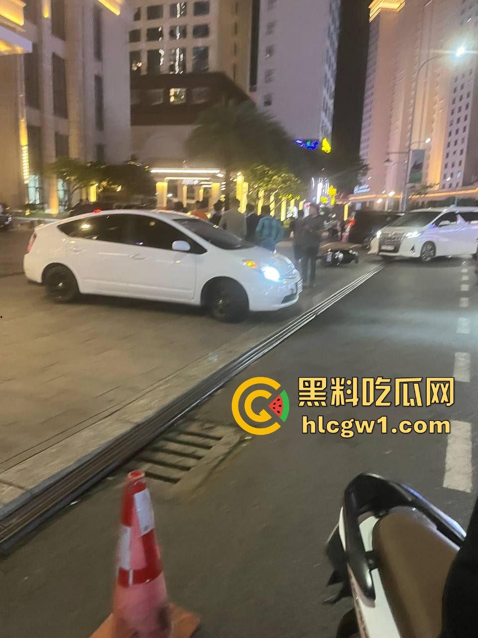 南海门口车祸惨剧!人被撞飞几米远,躺地上抽搐得吓死人,吓得路人魂都飞了!-7