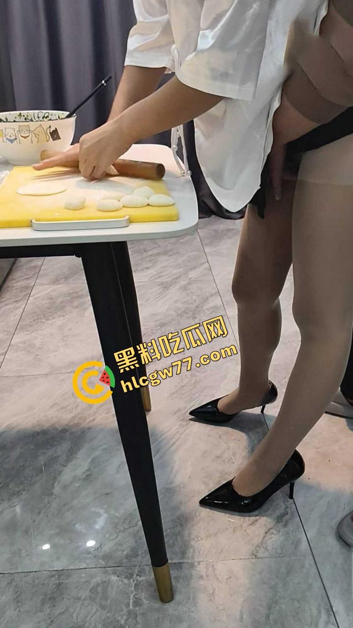 单亲妈妈微博性感腰包饺子勾魂，紧身裙裹臀被后入爆操嫩逼菊花双开，浪名求深射满骚洞！-7