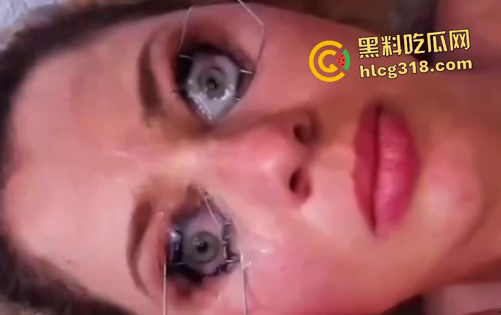 外国女子用开眼器撑眼皮，被男友撸管射精进眼睛，精子灌满双眼，这是开天眼了吧？-3