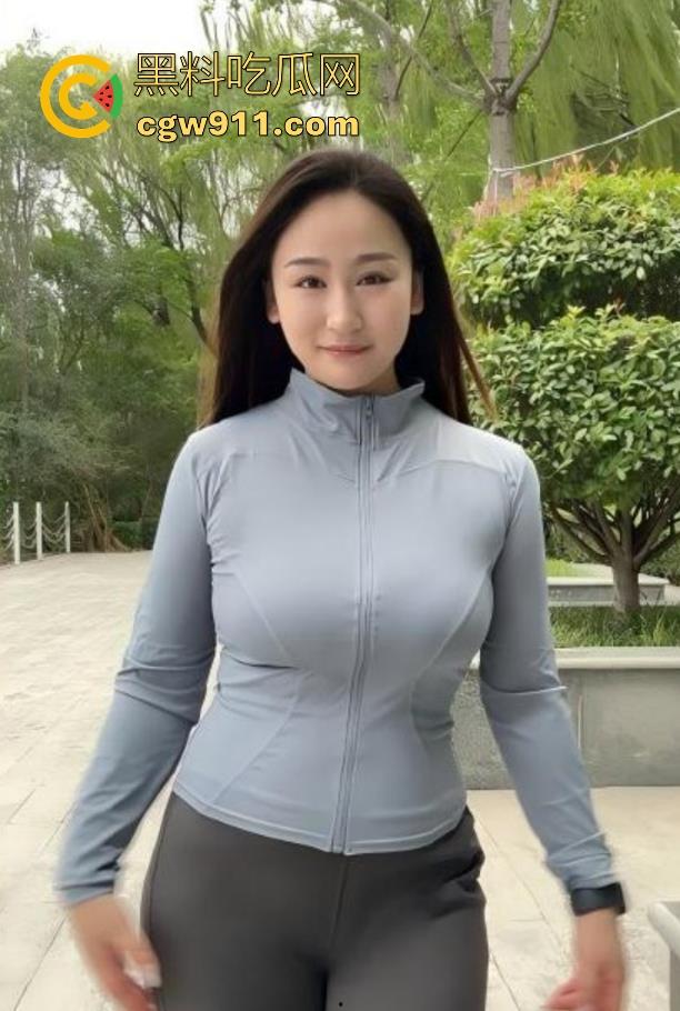 海角乱伦！骚妈过生日收到礼物后主动献身，趴桌撅臀迎合后入暴操，无套内射才是最好的生日礼物！-1