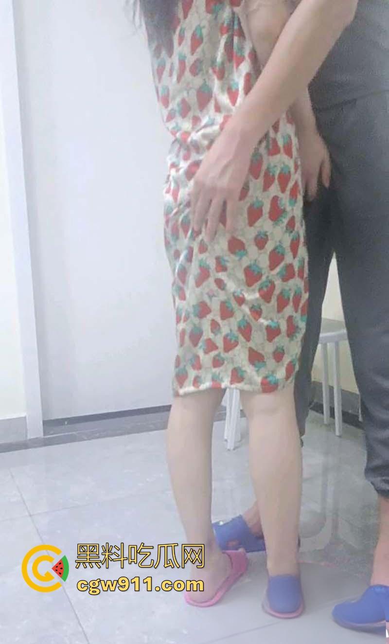 海角乱伦！骚妈过生日收到礼物后主动献身，趴桌撅臀迎合后入暴操，无套内射才是最好的生日礼物！-6