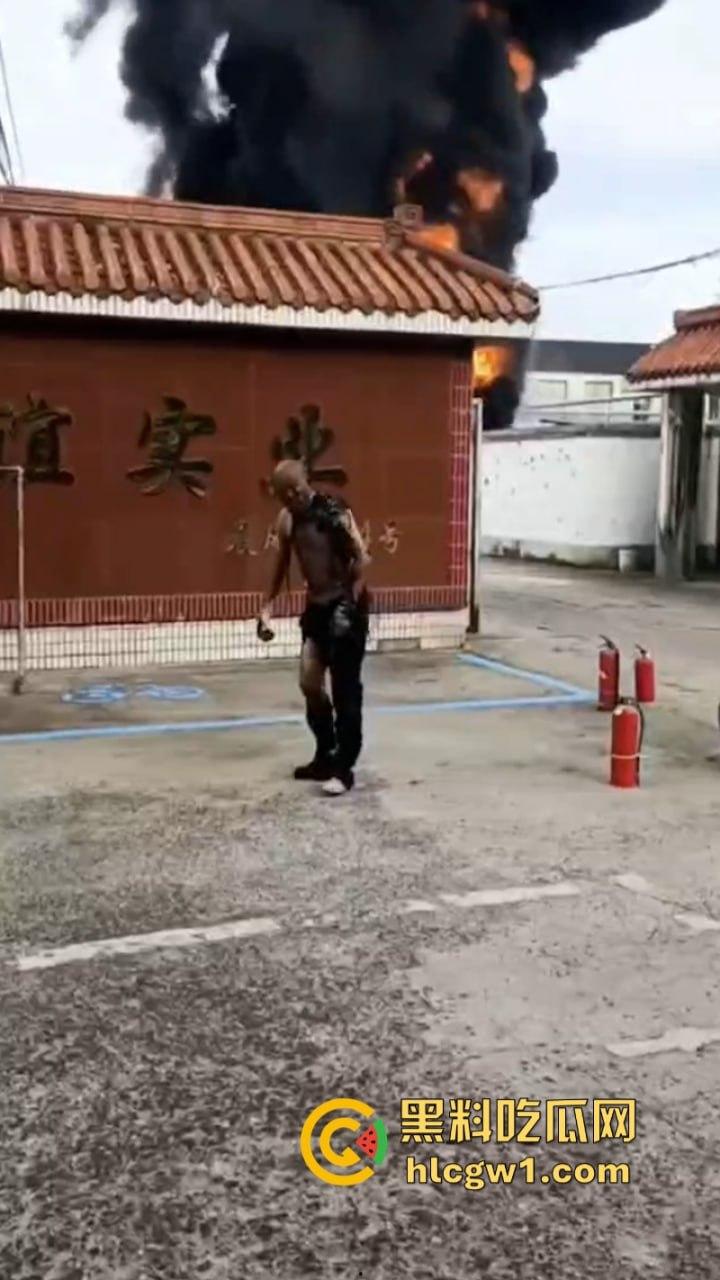 江苏常州易化工厂油罐爆炸 现场员工大面积烧伤 场面骇人 现场视频曝光皮都烧掉了-9