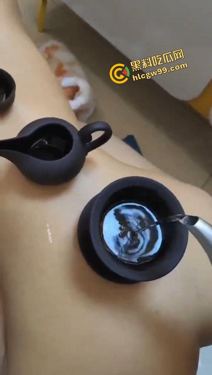 重金包养长沙清纯小蛮腰【许艺】调教成金爸专属小母狗，跪在地上全裸伺候沏茶品茗打游戏！遭曝光独家流出！-6