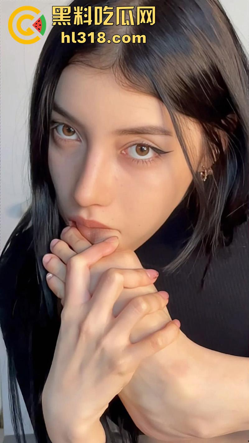 神似迪丽热巴的冷淡御姐，颜值超高的性感尤物，私下却是骚母狗一只，深喉吃大屌榨精实在太反差了！-3